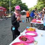 新業(yè)團(tuán)隊(duì)備足小塊的香腸、水果、鹽巴，幫跑者補(bǔ)充能量，也方便入口。