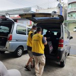 將飯包裝至袋中，再交由志工驅(qū)車前往大臺中地區(qū)每一個需要溫暖的角落。