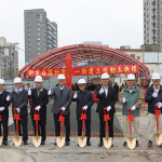 新業(yè)建設(shè) 創(chuàng)辦人穆椿松 (左五)、董事長卓勝隆(右五) 與新業(yè)職人團隊，一同為【新業(yè)恆一】揭開序幕。