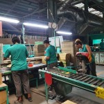 將一批批堆疊成小山、符合標(biāo)準(zhǔn)的磁磚分裝入箱，未來它們將成為某一個(gè)家庭的空間配角，肩負(fù)起守護(hù)居家安全的關(guān)鍵角色。