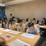 東海建築營學(xué)員們仔細聽取林宜鋒建築師（畫面右一）的建築構(gòu)想。讓學(xué)員們擴增生活與學(xué)習(xí)經(jīng)驗，並以對話交換對建築的看見與心得。