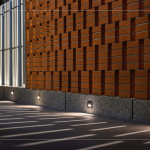 社區(qū)一隅採(cǎi)用「紅磚清水磚」錯(cuò)落排列，夜晚透過(guò)隱藏式照明，營(yíng)造出層次豐富的光影效果，為空間注入溫潤(rùn)而靜謐的氣氛。