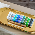 油畫(huà)棒是由粉彩加入油料，調(diào)製成棒狀的顏料，自由創(chuàng)作、色彩豐富、調(diào)色容易，不僅可以用於平面或立體作品的創(chuàng)作，也可以在各種表面上進(jìn)行繪畫(huà)。