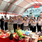 天時，地利，集眾人之力，【新業(yè)自由居】上樑典禮，手持炷香敬虔內(nèi)心，願一炷炷香將新業(yè)團隊的誠心，上呈天聽。