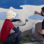 以童趣的風(fēng)格，模擬貫穿、流經(jīng)東區(qū)的生命之河－旱溪，是藝術(shù)家張婷雅導(dǎo)入校區(qū)周遭意象的巧思。