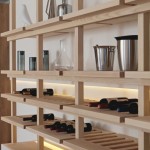 居家收納設(shè)計(jì)，也可以展示雅緻收藏，溫潤(rùn)杏色的層架與隱隱透出光澤的瓶身，彼此相襯不相爭(zhēng)。