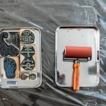 欲善「版畫」事，須讓工具齊備，除了滾筒，還有一塊塊充滿『虎年』氣息的圖騰，將塗滿油墨的滾筒在圖樣上滾動(dòng)，再轉(zhuǎn)印在紅包袋或春聯(lián)上。