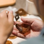 可可粉是從可可豆中提取，經(jīng)過發(fā)酵、乾燥、烘焙、碾碎、研磨、精煉等步驟，味道酸苦澀，卻內(nèi)含營養(yǎng)豐富。