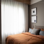 以沉穩(wěn)的基底，加上珊瑚橘的布料，自然日光透過窗簾，灑落一絲暖意。