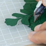 較細(xì)膩的邊角處，使用美工刀慢慢地刻劃，切剪出生命力。