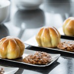 「喜豐香1985茶點組」金桔豆沙與杏仁瓦片的完美搭配，猶如一場味蕾饗宴。甜而不膩的豐富層次、口感酥脆的濃郁香氣，為品茗時刻更添詩意。