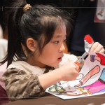 活動當(dāng)天製作紙影戲偶，動動小手，揮灑創(chuàng)意，恣意拼色，再沿著外輪廓剪下。