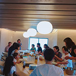 新業(yè)家族們同聚在一起，共享這份美好與悠閒。