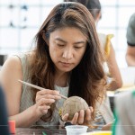 利用木刀，一筆一劃，一深一淺，刻出紋路，感受陶作帶來的沉靜時(shí)光。