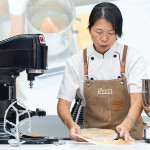 邀請經(jīng)驗豐富的廚藝職人 曾詠真 老師，帶領初體驗的同仁們，進入糕餅裡的奶香世界。