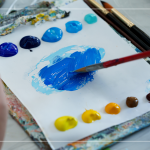 飽和多彩的顏料，在紙製調(diào)色盤上，用畫筆輕輕均勻塗開，準(zhǔn)備在素色畫布上恣意揮灑。