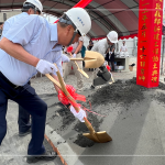 由 新業(yè)建設(shè) 穆椿松 名譽(yù)董事長帶領(lǐng)，齊心共喊「開工大吉」。以金鏟鏟起沙堆，象徵工程進(jìn)度平安順利，勤懇踏實地為未來種下一個成家夢。