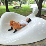 《樹下教室》由陶塑藝術(shù)家-許芝綺創(chuàng)作，採(cǎi)用葉子的線條、大自然的曲線及枯葉的造型，彷彿是地面生長(zhǎng)的島嶼，一葉方舟的曲線座椅，躺臥其中靜靜感受老榕樹下的自然綠意和光影季節(jié)。