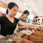 一捏、一抓，將適量的藥材放在棉布上，草藥的清香，單純的氣味為生活帶入一點(diǎn)美好感受，讓按摩球陪你一起過(guò)生活。