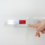 安心用電，位於廚房及客廳不斷電的紅色插座，遇到停電也不用擔(dān)心。