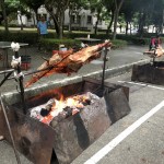 工作團(tuán)隊(duì)費(fèi)心築起的炭火爐檯，飄出的香氣讓跑者遠(yuǎn)遠(yuǎn)地就精神為之一振，也成為跑者的動(dòng)力來源！