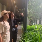 走進【新業(yè)宜家】中庭，林宜鋒建築師用心講解格局的設(shè)計如何為生活帶來美的經(jīng)歷，就像小說中的伏筆，成就宜居樂業(yè)的結(jié)局。