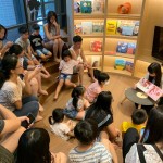 愛聽故事、樂(lè)於讓想像力徜徉的小朋友們，隨著姐姐一頁(yè)一頁(yè)的朗讀劇情，跟著繪本進(jìn)入奇幻世界中探險(xiǎn)。