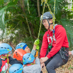 上攀的過程中需要將自己體重一半的的重量拉起，也讓孩子們體驗到徒手上攀的難度。