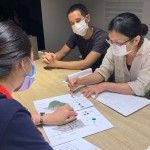 新業(yè)團(tuán)隊與藝術(shù)家討論東區(qū)成功國小、育英國中人行道的美化計畫，雖然專業(yè)不同，但目標(biāo)是相同的，為的都是讓孩子們在日常接觸自然，感受最真實的樸實。