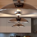 居家收納設(shè)計(jì)，也可以展示雅緻收藏，溫潤(rùn)杏色的層架與隱隱透出光澤的瓶身，彼此相襯不相爭(zhēng)。