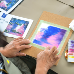 晚霞下的睡蓮，透過(guò)指尖暈開(kāi)顏料，將不同顏料自然融合，消除筆觸的邊界感，如同暈染或噴霧般的柔和漸層。