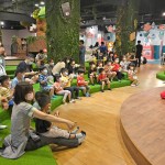 跟著強尼先生一起拍打節(jié)奏，沉浸在充滿Do Re Mi的氛圍裡，邊數著拍子，邊唱著歌曲，搖搖擺擺的度過這場森友派對！