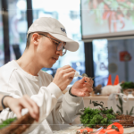 以保麗龍膠黏貼各類花材，自行拼貼妝點(diǎn)，可黏在花材底部，讓花材呈現(xiàn)斜45度角，營(yíng)造花圈的立體感。