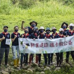 新業(yè)職人們著上雨鞋，站在筏子溪床上記錄這一刻，希望留下美好環(huán)境給我們自己與未來(lái)的下一代。我們的力量或許有限，但是希望的力量很大，願(yuàn)這樣的意識(shí)可以永續(xù)流傳。