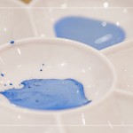 青藍(lán)的古典顏料，蘸滿藍(lán)彩，在筆尖飽滿欲滴，釉色渲染一片青花藍(lán)。