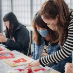 在老師一步步地指導(dǎo)之下，家族們慢慢熟悉每一項(xiàng)素材地使用，漸漸地完成每一份
獨(dú)一無(wú)二的作品。