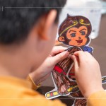 將剪下的零件，使用雙腳釘固定紙偶關(guān)節(jié)，背面貼上木桿，完成一只紙影戲偶。