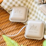 致上專屬客製化皮尺，精美、俐落的外型設(shè)計(jì)，將日常生活中不可或缺的生活小物再升級(jí)!