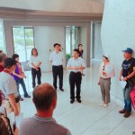 新業(yè)建設(shè)邱副總向公會(huì)的夥伴們介紹【觀峰】迎賓大廳的結(jié)構(gòu)與設(shè)計(jì)等概念，彼此分享所見所學(xué)與心得。