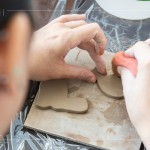 壓印出造型圖案後，利用海綿擦拭及整理陶土表面，再使用吹風(fēng)機(jī)，吹乾陶土表面，後續(xù)使用高溫釉藥上色。