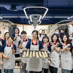 新業(yè)各部門同仁一同為愛行動，將新鮮出爐的小月餅及蛋黃酥送至甘霖基金會。