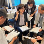 由講師設(shè)計(jì)需求，主管們擔(dān)任不同的顧客角色，來(lái)回溝通，讓接下來(lái)的遊戲環(huán)節(jié)能激發(fā)團(tuán)隊(duì)合作的效能。