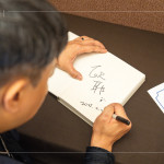 新業(yè)手札筆記本，搭配歐耶老師親筆簽名，作為當(dāng)天抽獎禮，贈予一份特別的祝福。