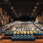 周末午後齊聚一堂，來(lái)到「新業(yè)FUN映所」共享休閒時(shí)光，與家人、好友共築美好回憶。