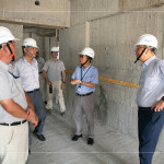 由新業(yè)建設(shè)創(chuàng)辦人 穆椿松先生(右一)與新業(yè)建設(shè) 卓勝隆董事長(右二)偕同建築師與工程師，樓層的巡視與檢討，時(shí)刻以住宅為念。