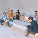 迎賓大廳的「都市版洞穴屋」！隱身在現(xiàn)代建築中，時尚簡約的設(shè)計感，暈黃的打光效果，與石材磨面相互輝映，相當(dāng)新奇！