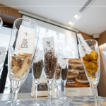 閉上眼，深呼吸，各類(lèi)藥材氣味交織，彷彿置身大自然中，細(xì)細(xì)品味，讓身心喘口氣。