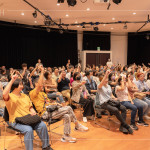 修復(fù)過(guò)程中需要維持單一動(dòng)作數(shù)個(gè)小時(shí)，講師邀請(qǐng)來(lái)賓舉著手模擬廟宇修復(fù)的其中一個(gè)環(huán)節(jié)，實(shí)際感受到修復(fù)工作的不易之處。