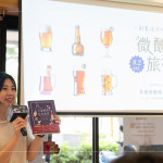 特別致贈《文豪們的私房酒單》作為心得分享的小禮，書中以幽默風(fēng)趣的插畫，透過各式酒類，描繪文豪們與酒的故事，輕鬆引導(dǎo)讀者閱讀。(禁止酒駕，未滿十八歲禁止飲酒)