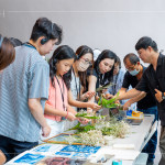 講師準(zhǔn)備各式植物與花卉供住戶挑選，透過(guò)層層擺放與細(xì)膩堆疊，創(chuàng)作出專屬的藍(lán)曬構(gòu)圖。